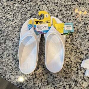 NWT Telic arch support recovery sport sandals Snow White SZ 8